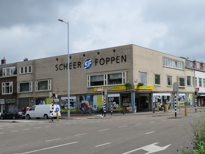 829860 Gezicht op het hoekpand Vondellaan 55 (Elektrospeciaalzaak Scheer en Foppen) te Utrecht, met links de ...